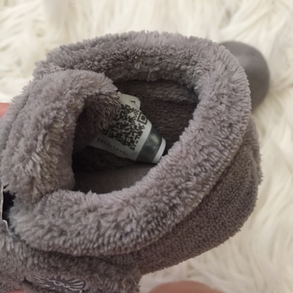 (SOLD) Ugg Bixby Bootie - Picture 4 of 6